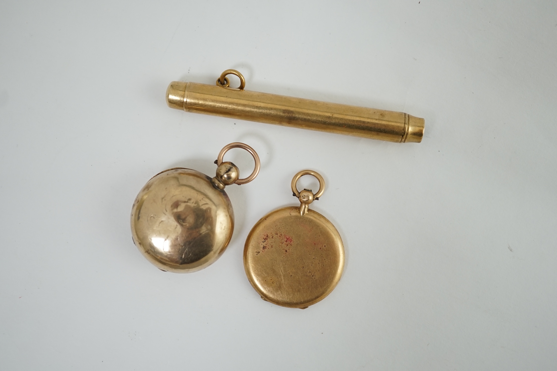 A George V 9ct gold pencil by Sampson Mordan & Co (a.f.), a 15ct locket, and a 9ct gold sovereign case (a.f.)